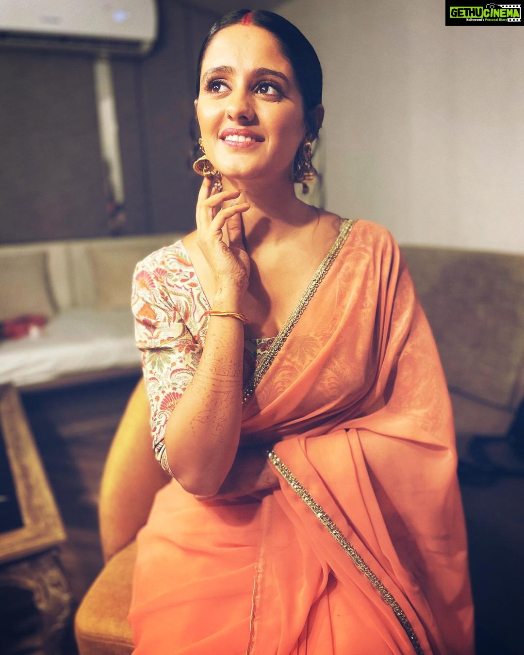 Ayesha Singh Instagram - 🍑 Actors life , some mirror time n some clicks ;) #sai #ghkkpm #starplus #bts