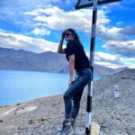 Barkha Bisht Sengupta Instagram – Meet me where the skies are blue …… 
🌌 
#ladhakh #pangonglake #instagood #instamood Pangong