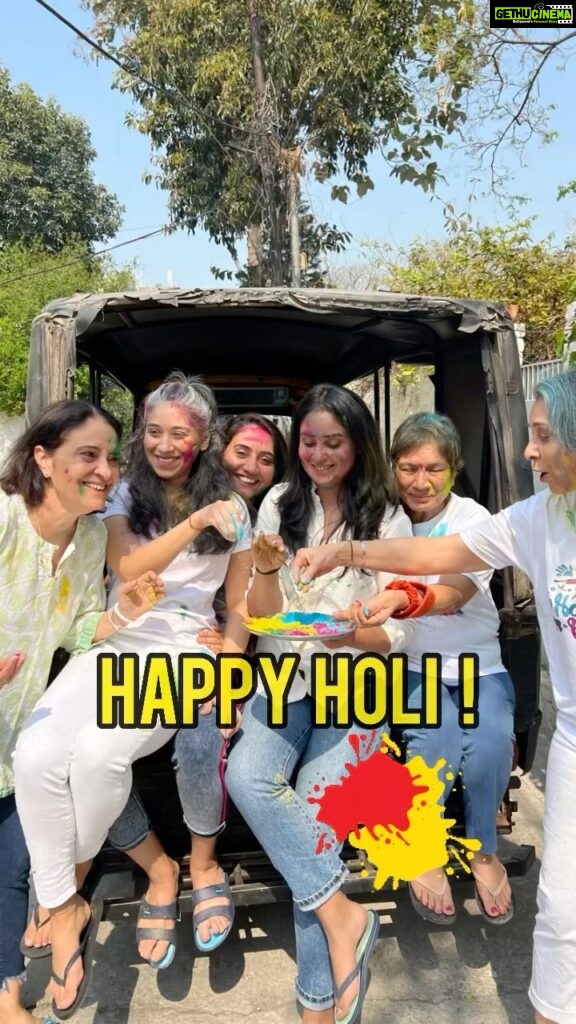 Bhanushree Mehra Instagram - A colorful celebration of love, laughter, and togetherness! Happy Holi everyone! 🌈❤ . . . . . #holi2023 #festivalofcolors #familygettogether Amritsar, Punjab