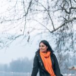 Bhanushree Mehra Instagram – Sometimes, the best thing to do is stop, breathe, and take in the beauty of the world around you !
.
.
📸 Beautifully shot by @theotherrumii 
.
.
.
.
.
#pauseandreflect #dallake #srinagar #serenity
