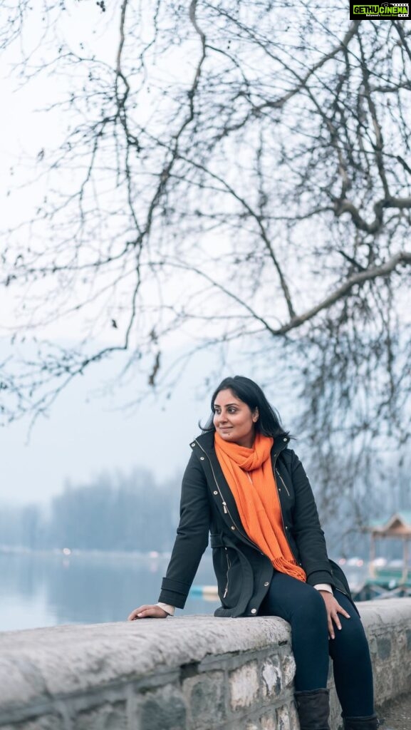 Bhanushree Mehra Instagram - Sometimes, the best thing to do is stop, breathe, and take in the beauty of the world around you ! . . 📸 Beautifully shot by @theotherrumii . . . . . #pauseandreflect #dallake #srinagar #serenity