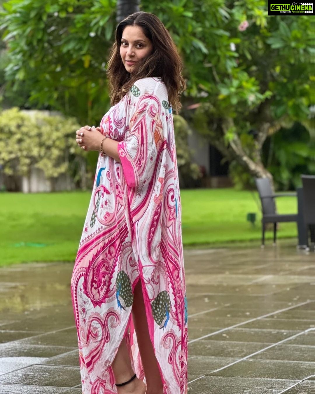 Bipasha Basu Instagram - No make up No Hair Sometimes I donโt care ๐ ๐ธ Hubby