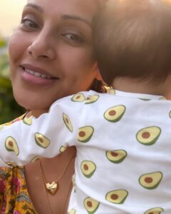 Bipasha Basu Instagram - Baby +Mama +Papa +Sunset = Bliss ❤️🧿🙏
#motherhood  #newmommy #monkeylove #devibasusinghgrover #grateful 
📸 @iamksgofficial