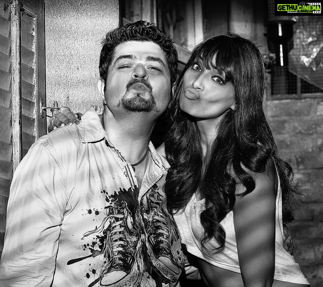 Bipasha Basu Instagram - #btswithdabboo With Beautiful Bips @bipashabasu ๐๐ซถ @dabbooratnani ๐ธ @manishadratnani @dabbooratnanistudio #dabbooratnani #dabbooratnaniphotography #dabbooratnanicalendar #bipashabasu Dabboo Ratnani Photography