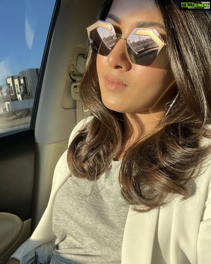 Catherine Tresa Instagram - Good hair day + golden hour = Happy Holidays!🌻 #thattimeoftheyear #happyholidays #chillmodeon #mebeingme Rixos Premium Dubai JBR
