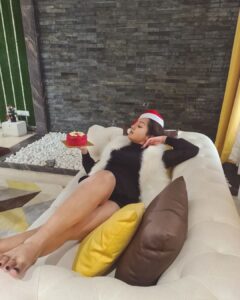 Catherine Tresa Instagram - And this time Christmas is not just merry..It's also homely and chilled out!❤️

📷 @rj_manasa_little_bit_of_manasa

#merrychristmas🎄 
#chillinglikeaboss😎 #cakeandcouchlife #mebeingme #loveandlight