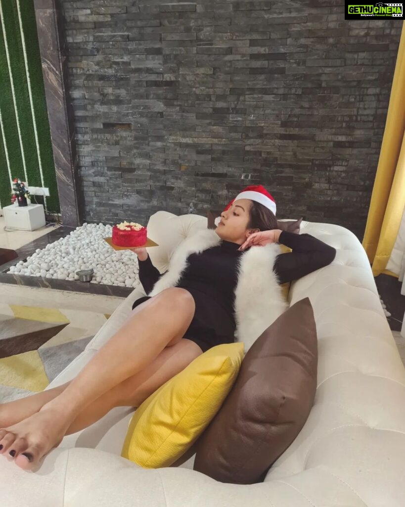 Catherine Tresa Instagram - And this time Christmas is not just merry..It's also homely and chilled out!❤️ 📷 @rj_manasa_little_bit_of_manasa #merrychristmas🎄 #chillinglikeaboss😎 #cakeandcouchlife #mebeingme #loveandlight
