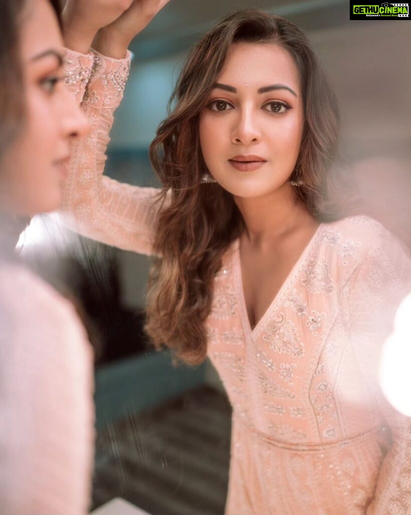 Catherine Tresa Instagram - Some of our best chats are with our mirrors..☺️ #itsallpink #onarainyday #mebeingme 📷 : @adrin_sequeira Makeup : @makeup_by_lavanya Hair : @marella_makeupstudio Assistance: @venkatbattula1 & @sathyaaparna2010 & @m_n_pavan_kumar Special shoutout to @rams417 😊