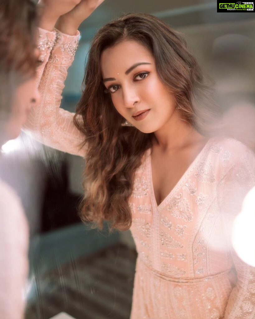 Catherine Tresa Instagram - Some of our best chats are with our mirrors..☺ #itsallpink #onarainyday #mebeingme 📷 : @adrin_sequeira Makeup : @makeup_by_lavanya Hair : @marella_makeupstudio Assistance: @venkatbattula1 & @sathyaaparna2010 & @m_n_pavan_kumar Special shoutout to @rams417 😊
