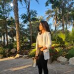 Catherine Tresa Instagram - Good hair day + golden hour = Happy Holidays!🌻 #thattimeoftheyear #happyholidays #chillmodeon #mebeingme Rixos Premium Dubai JBR