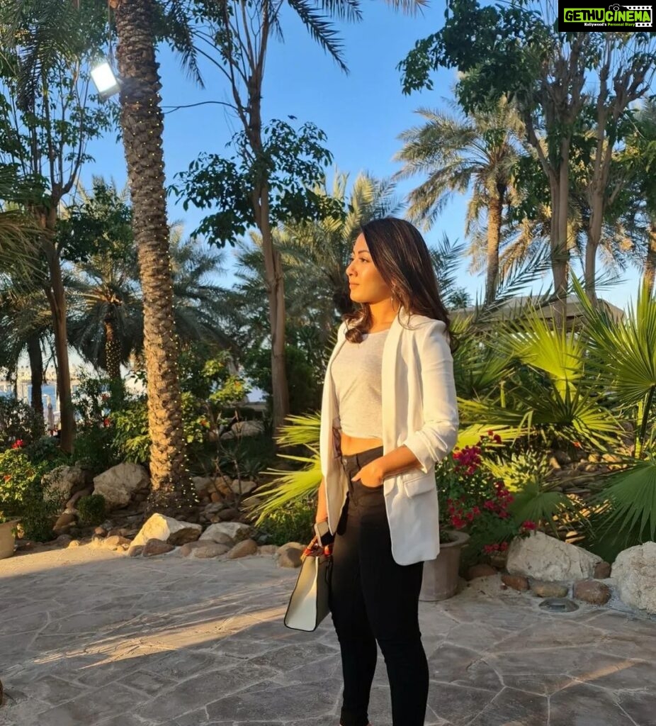 Catherine Tresa Instagram - Good hair day + golden hour = Happy Holidays!🌻 #thattimeoftheyear #happyholidays #chillmodeon #mebeingme Rixos Premium Dubai JBR