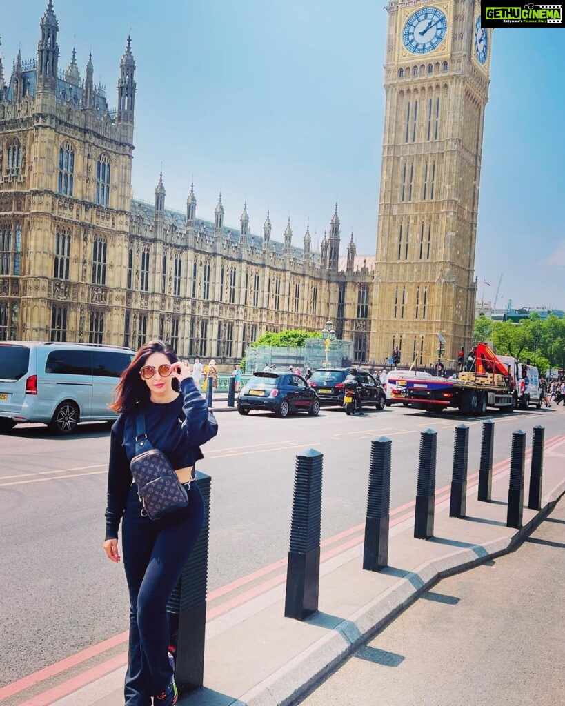 Chahatt Khanna Instagram - Always in love with BLACK 🖤 Wearing - @ammarzofashion Big Ben Tower, London