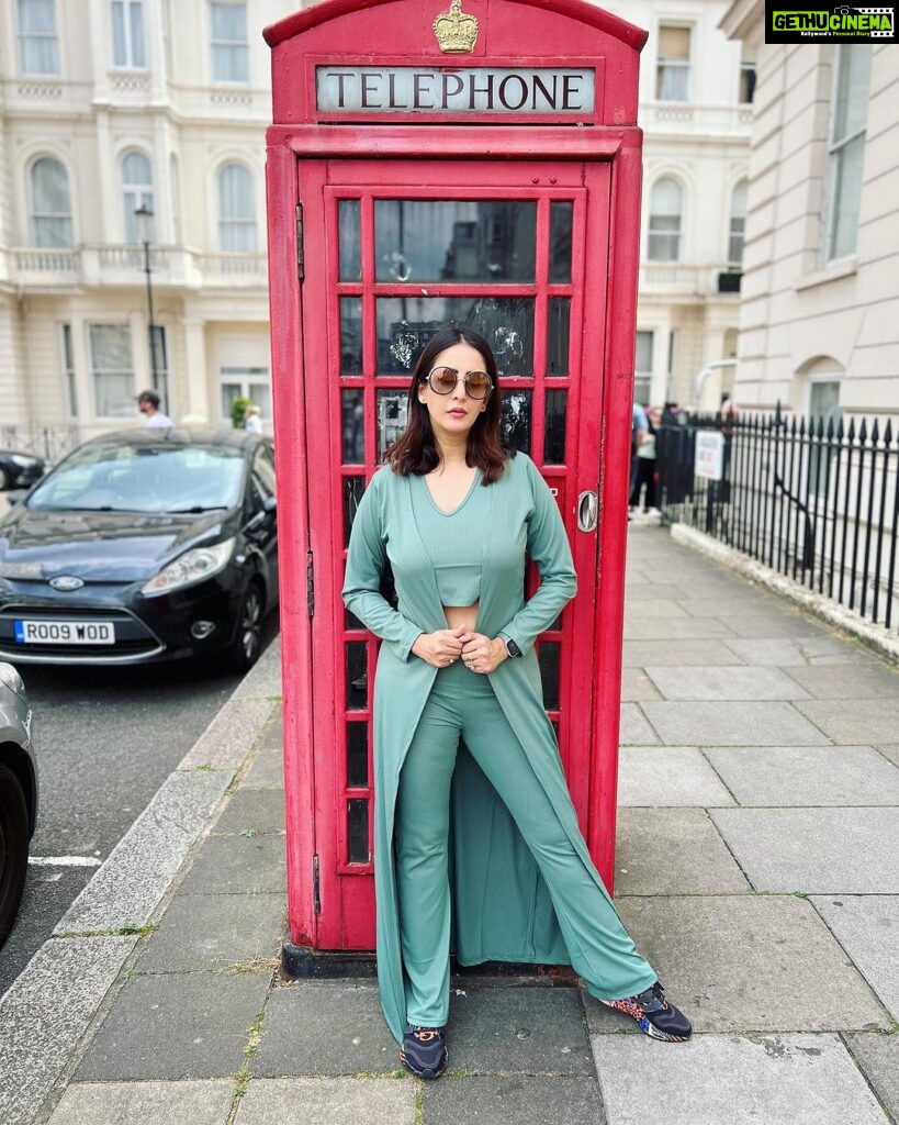Chahatt Khanna Instagram - London 🏳️‍🌈 #london #chahattkhanna #vaccay #uk Outfit- @ammarzofashion Big Ben Tower, London