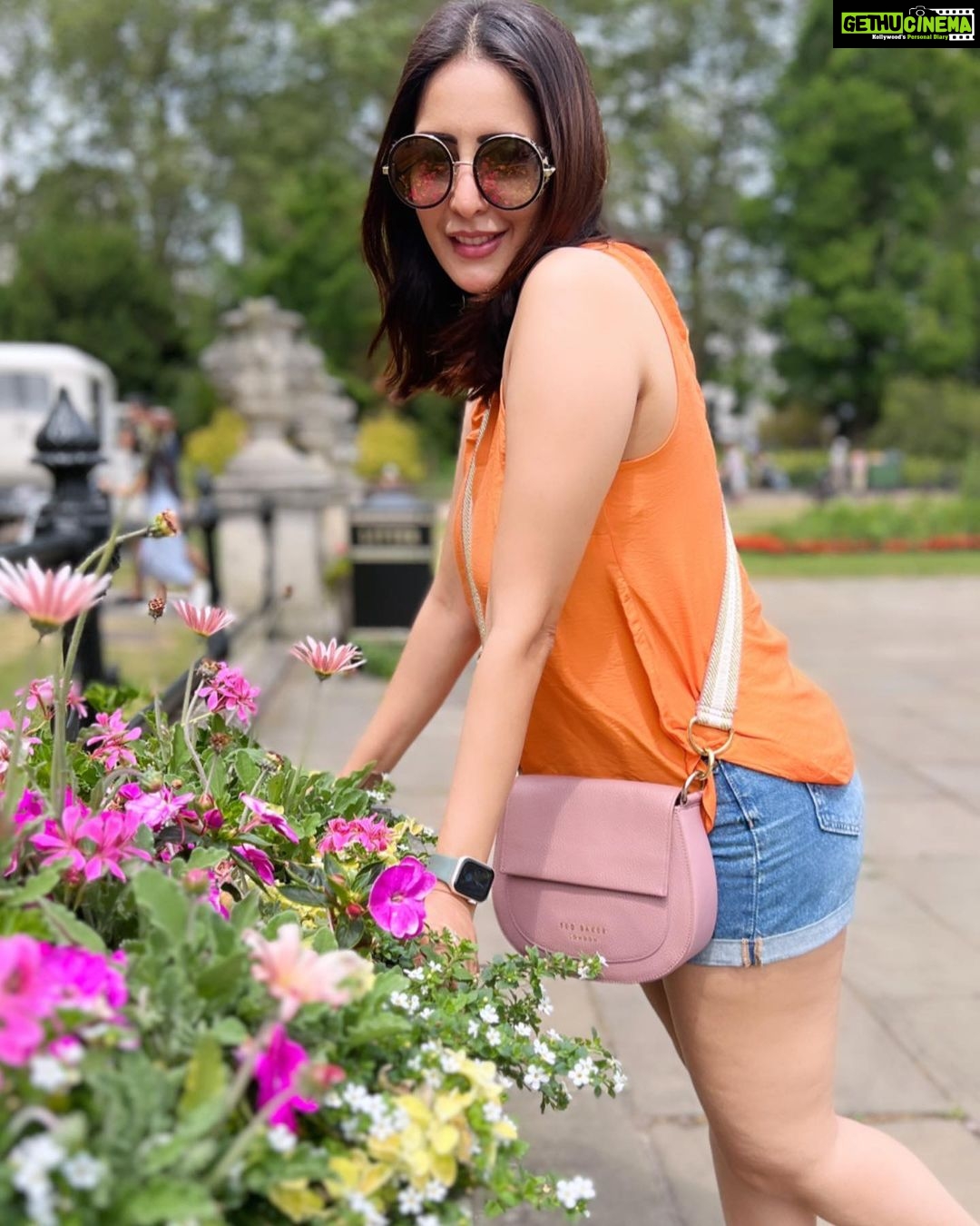 Chahatt Khanna Instagram - First week in London 🫶 @goelneha2000 @amairakhanna15 #family #familytime #friends #home #travel #london #chahattkhanna #uk #Amaira #holidays #motheranddaughtertime #oldfriends #nature #birds #park #hydeparklondon Hyde Park