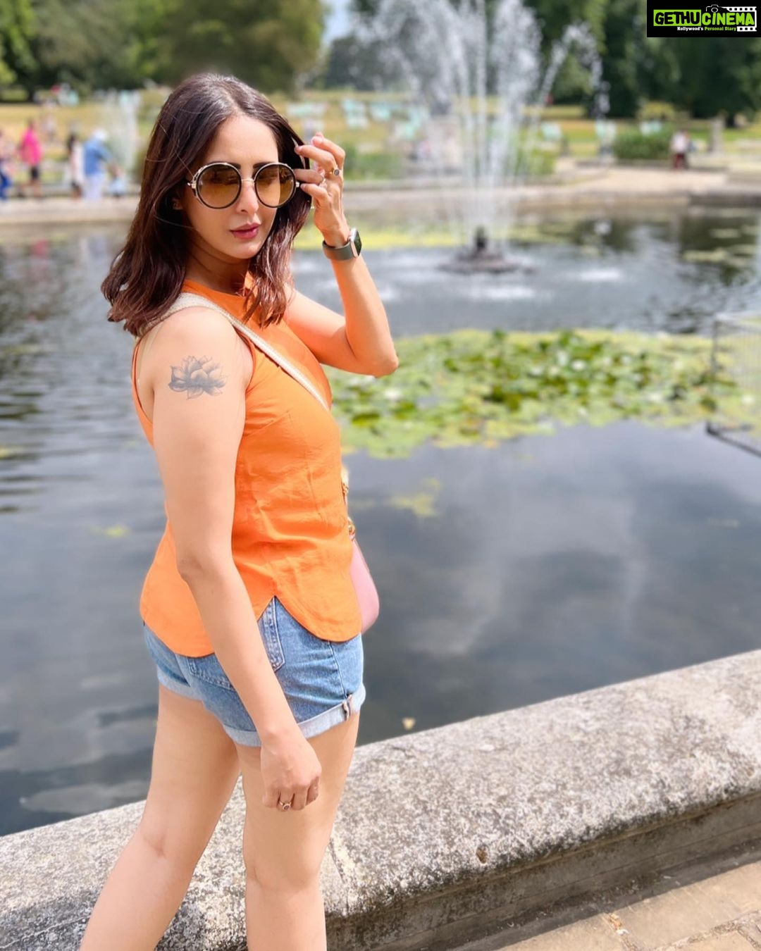 Chahatt Khanna Instagram - First week in London 🫶 @goelneha2000 @amairakhanna15 #family #familytime #friends #home #travel #london #chahattkhanna #uk #Amaira #holidays #motheranddaughtertime #oldfriends #nature #birds #park #hydeparklondon Hyde Park