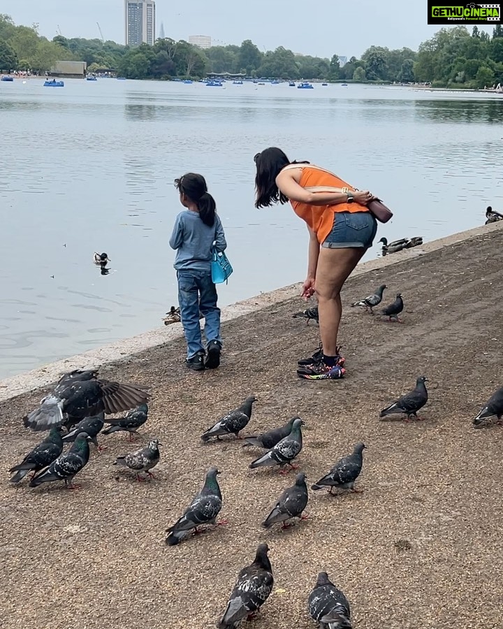 Chahatt Khanna Instagram - First week in London 🫶 @goelneha2000 @amairakhanna15 #family #familytime #friends #home #travel #london #chahattkhanna #uk #Amaira #holidays #motheranddaughtertime #oldfriends #nature #birds #park #hydeparklondon Hyde Park