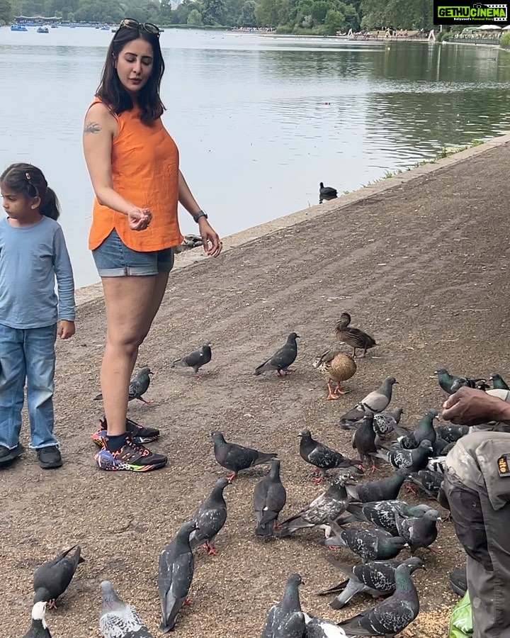 Chahatt Khanna Instagram - First week in London 🫶 @goelneha2000 @amairakhanna15 #family #familytime #friends #home #travel #london #chahattkhanna #uk #Amaira #holidays #motheranddaughtertime #oldfriends #nature #birds #park #hydeparklondon Hyde Park