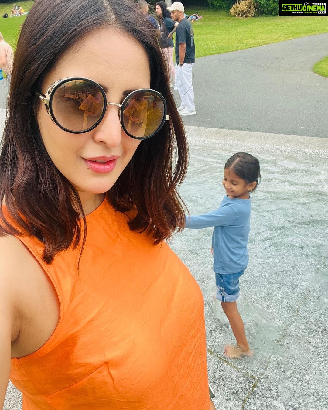 Chahatt Khanna Instagram - First week in London 🫶 @goelneha2000 @amairakhanna15 #family #familytime #friends #home #travel #london #chahattkhanna #uk #Amaira #holidays #motheranddaughtertime #oldfriends #nature #birds #park #hydeparklondon Hyde Park