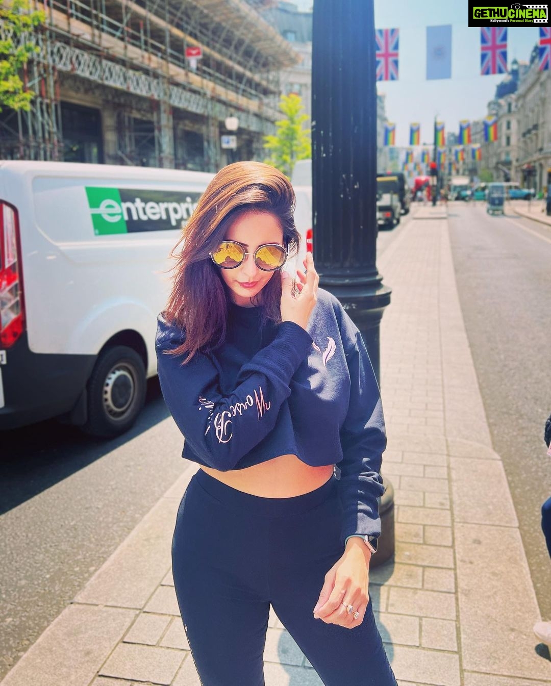 Chahatt Khanna Instagram - Always in love with BLACK 🖤 Wearing - @ammarzofashion Big Ben Tower, London