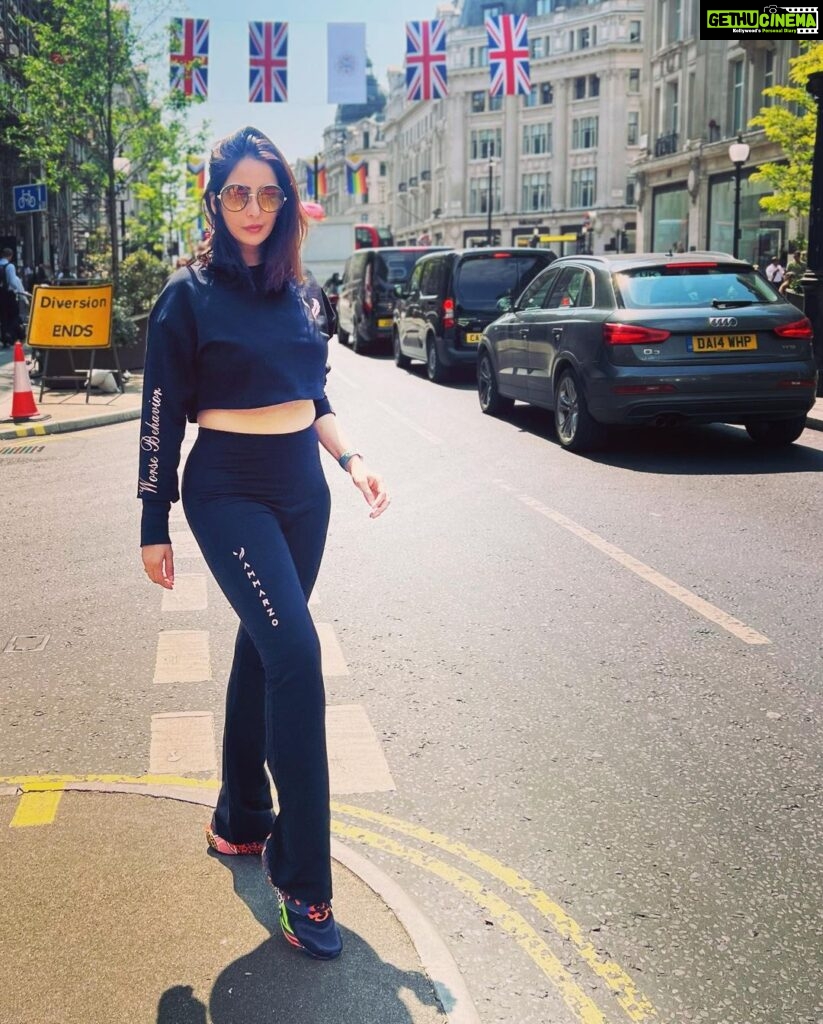 Chahatt Khanna Instagram - Always in love with BLACK 🖤 Wearing - @ammarzofashion Big Ben Tower, London