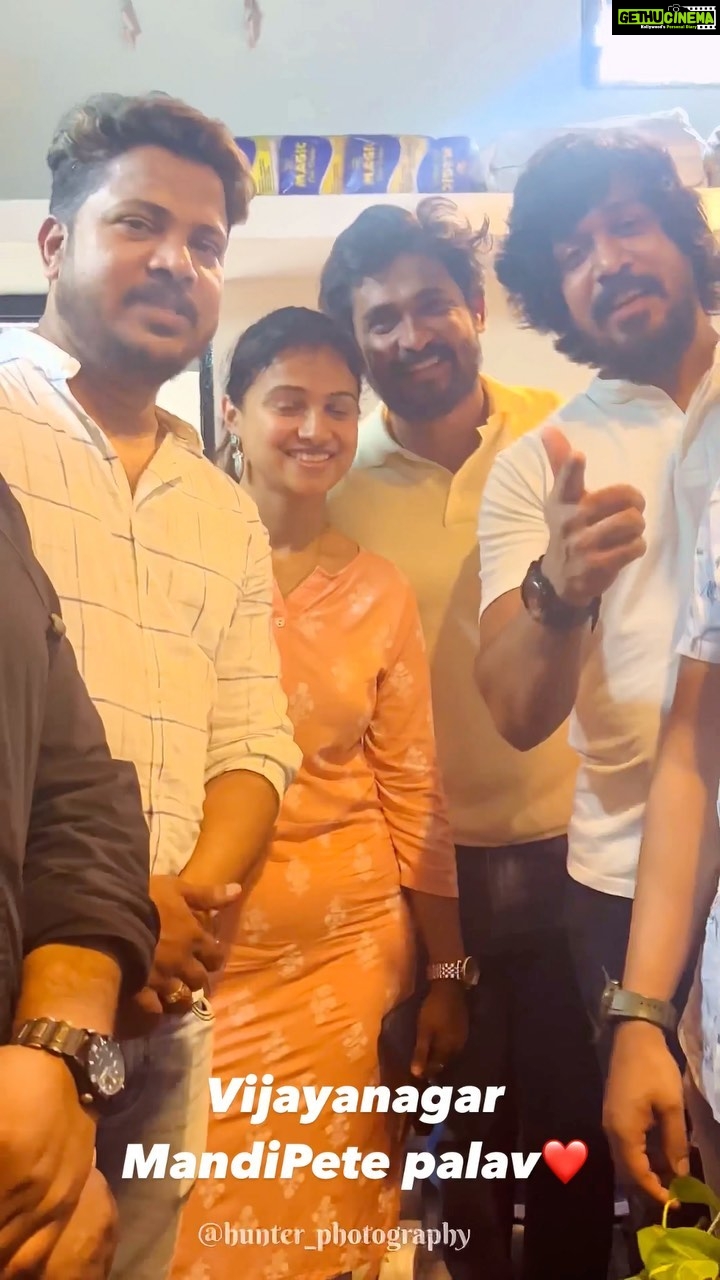 Chandan Kumar Instagram - Vijaynagar mandiPete Palav all the best 🥰 Love you all ❤️ @rajeevhanuofficial @chandan_kumar_official @iam.kavitha_official @rajeev_hanu_adda @sharat_hunter #cclstar #karnatakabuldozer #kicchasudeepa #moviestars #moviescenes #kannadasongs #kannadadubsmash #kannadamusically #kannadadubs #kannadaactors #kannadamovies #moviestarplanet #movieshoot #kannadatrolls #kannadacomedy #movies #movieset #moviestarplanetedit #cclass #cclown #moviestar #moviescene #kannadaactress #kannadamemes #kannada #cclaschimeneas #prilaga #kannadafilmindustry Bangalore, India