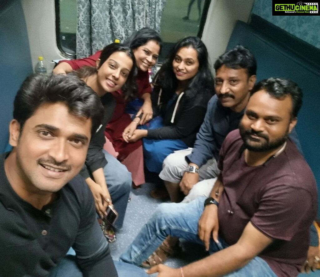 Chandan Kumar Instagram - Train journey to Belgaum with team Marali Manasagide ❤😍 #shooting #shoot #maralimanasagide Indian Railways