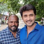 Chandan Kumar Instagram - ಮರಳಿ 'ಮರಳಿ ಮನಸಾಗಿದೆ' ಶೂಟಿಂಗಲ್ಲಿ ಮರಳಿ ಲಕ್ಷ್ಮೀ ಬಾರಮ್ಮ ಸೀರಿಯಲ್ ನ ಡೈರೆಕ್ಟರ್ ಸತೀಶ್ ಕೃಷ್ಣ ಅವರು ಬೆಟ್ಟದ ಹೂವು ಮತ್ತು ಮರಳಿ ಮನಸ್ಸಾಗಿದೆ ಮಹಾಮಿಲನದ ಡೈರೆಕ್ಷನ್ ಮಾಡುತ್ತಿದ್ದಾರೆ .. 9 ವರ್ಷಗಳ ನಂತರ ಇಬ್ರೂ ಜೊತೆಗೆ ಕೆಲಸ ಮಾಡುತ್ತಿದ್ದೇವೆ .. 👍🙏 Bangalore, India