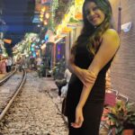 Chandini Tamilarasan Instagram – Traveling😍 It leaves you speechless, then turns you into a storyteller 😍❤️
Thank you @railwaycafehanoi for the amazing food 
Travel partner @nanda_offl 😜😜

#vietnam #hanoirailwaycafe #hanoitrainstreet #vacay #vacation #holiday2023 #chandinitamilarasan #chandini #hanoi #photodump Hanoi Train Street