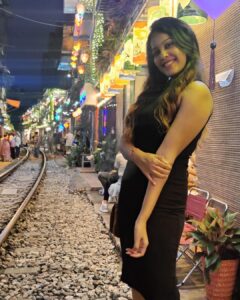 Chandini Tamilarasan Instagram - Traveling😍 It leaves you speechless, then turns you into a storyteller 😍❤️
Thank you @railwaycafehanoi for the amazing food 
Travel partner @nanda_offl 😜😜

#vietnam #hanoirailwaycafe #hanoitrainstreet #vacay #vacation #holiday2023 #chandinitamilarasan #chandini #hanoi #photodump