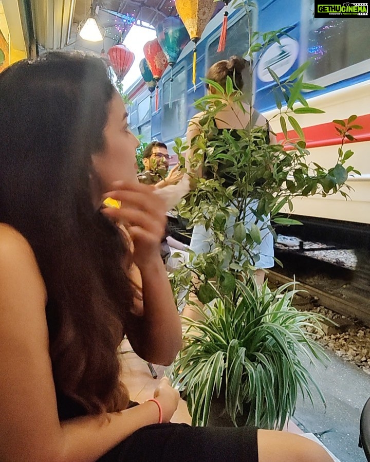Chandini Tamilarasan Instagram - Traveling😍 It leaves you speechless, then turns you into a storyteller 😍❤ Thank you @railwaycafehanoi for the amazing food Travel partner @nanda_offl 😜😜 #vietnam #hanoirailwaycafe #hanoitrainstreet #vacay #vacation #holiday2023 #chandinitamilarasan #chandini #hanoi #photodump Hanoi Train Street