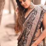Chandini Tamilarasan Instagram - In a world where you can be anything, B entertaining 😍 Shot by @haran_official_ Styled by @indu_ig Mua @deepz_beautyjourney Hairstylist @prem_hairstyle Saree @mathugai_handlooms Jewelry @the_beta_girl #chandinitamilarasan #SareeMagic #BeautyInTradition #womenempowerment #sareefashion #foreverchic #traditionalelegance #sareeculture