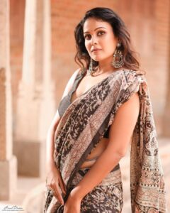 Chandini Tamilarasan Instagram - Adding a touch of sparkle to my saree look with a hip chain ❤️

Shot by @haran_official_ 
Styled by @indu_ig 
Mua @deepz_beautyjourney 
Hairstylist @prem_hairstyle 
Saree @mathugai_handlooms 
Jewelry @the_beta_girl

#chandinitamilarasan 
#SareeMagic #BeautyInTradition #womenempowerment #sareefashion #foreverchic #traditionalelegance #sareeculture
