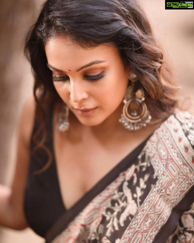 Chandini Tamilarasan Instagram - A saree can transform you into a vision of elegance and sophistication. Shot by @haran_official_ Styled by @indu_ig Mua @deepz_beautyjourney Hairstylist @prem_hairstyle Saree @mathugai_handlooms Jewelry @the_beta_girl #chandinitamilarasan #SareeMagic #BeautyInTradition #womenempowerment #sareefashion #foreverchic #traditionalelegance #sareeculture Chennai, India