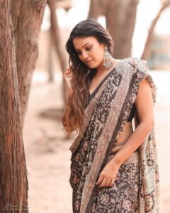 Chandini Tamilarasan Instagram - Adding a touch of sparkle to my saree look with a hip chain ❤️

Shot by @haran_official_ 
Styled by @indu_ig 
Mua @deepz_beautyjourney 
Hairstylist @prem_hairstyle 
Saree @mathugai_handlooms 
Jewelry @the_beta_girl

#chandinitamilarasan 
#SareeMagic #BeautyInTradition #womenempowerment #sareefashion #foreverchic #traditionalelegance #sareeculture