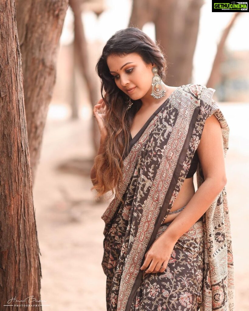 Chandini Tamilarasan Instagram - Adding a touch of sparkle to my saree look with a hip chain ❤️ Shot by @haran_official_ Styled by @indu_ig Mua @deepz_beautyjourney Hairstylist @prem_hairstyle Saree @mathugai_handlooms Jewelry @the_beta_girl #chandinitamilarasan #SareeMagic #BeautyInTradition #womenempowerment #sareefashion #foreverchic #traditionalelegance #sareeculture Chennai, India