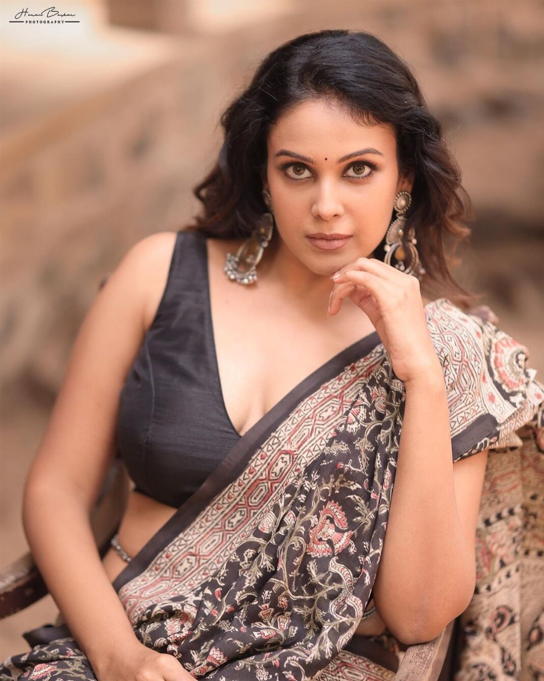 Chandini Tamilarasan Instagram - A single pose, multiple moods. Faces may change, but the pose stays the same. Shot by @haran_official_ Styled by @indu_ig Mua @deepz_beautyjourney Hairstylist @prem_hairstyle Saree @mathugai_handlooms Jewelry @the_beta_girl #chandinitamilarasan Chennai, India