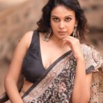 Chandini Tamilarasan Instagram - A single pose, multiple moods. Faces may change, but the pose stays the same. Shot by @haran_official_ Styled by @indu_ig Mua @deepz_beautyjourney Hairstylist @prem_hairstyle Saree @mathugai_handlooms Jewelry @the_beta_girl #chandinitamilarasan Chennai, India