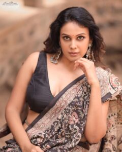 Chandini Tamilarasan Instagram - A single pose, multiple moods. Faces may change, but the pose stays the same. Shot by @haran_official_ Styled by @indu_ig Mua @deepz_beautyjourney Hairstylist @prem_hairstyle Saree @mathugai_handlooms Jewelry @the_beta_girl #chandinitamilarasan Chennai, India