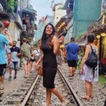 Chandini Tamilarasan Instagram – Traveling😍 It leaves you speechless, then turns you into a storyteller 😍❤️
Thank you @railwaycafehanoi for the amazing food 
Travel partner @nanda_offl 😜😜

#vietnam #hanoirailwaycafe #hanoitrainstreet #vacay #vacation #holiday2023 #chandinitamilarasan #chandini #hanoi #photodump Hanoi Train Street