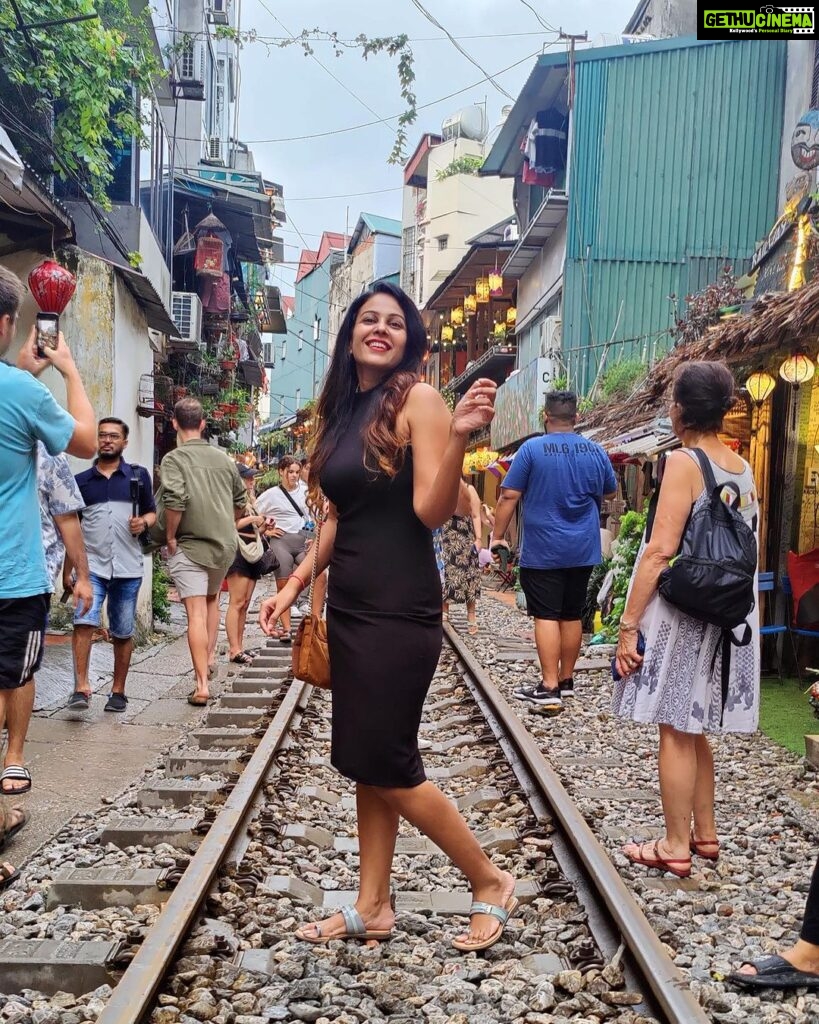 Chandini Tamilarasan Instagram - Traveling😍 It leaves you speechless, then turns you into a storyteller 😍❤ Thank you @railwaycafehanoi for the amazing food Travel partner @nanda_offl 😜😜 #vietnam #hanoirailwaycafe #hanoitrainstreet #vacay #vacation #holiday2023 #chandinitamilarasan #chandini #hanoi #photodump Hanoi Train Street