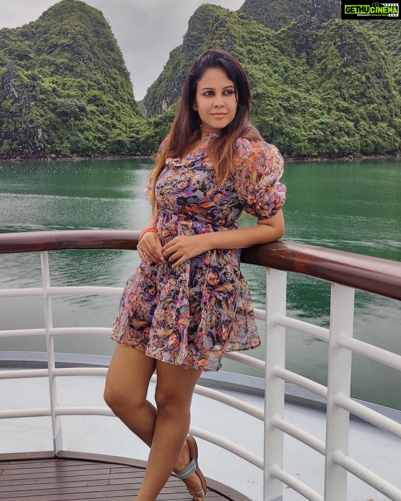 Chandini Tamilarasan Instagram - The best way to spend a holiday is to laugh, love, and create beautiful memories 😍 Travel partner @nanda_offl 😘😘 #paradiseelegancecruise #halongbay #halongbaycruise #halongbayvietnam #chandinitamilarasan #chandini Halong bay Vietnam