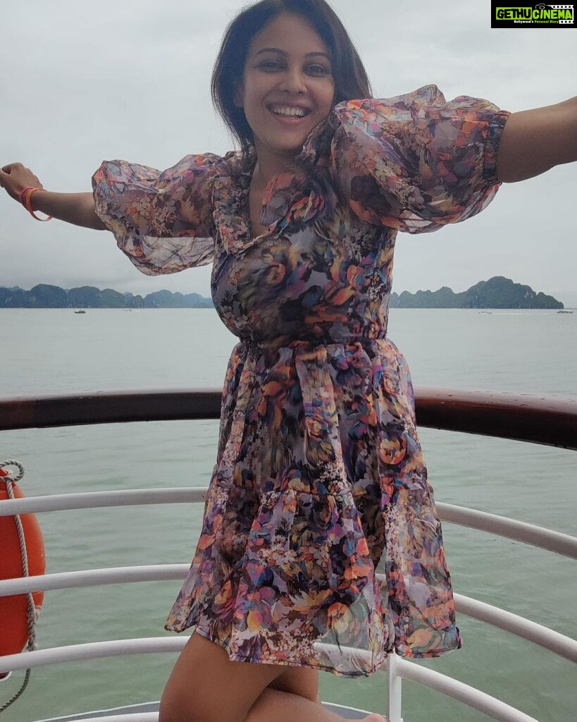 Chandini Tamilarasan Instagram - The best way to spend a holiday is to laugh, love, and create beautiful memories 😍 Travel partner @nanda_offl 😘😘 #paradiseelegancecruise #halongbay #halongbaycruise #halongbayvietnam #chandinitamilarasan #chandini Halong bay Vietnam