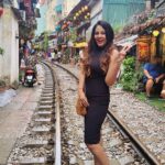 Chandini Tamilarasan Instagram – Traveling😍 It leaves you speechless, then turns you into a storyteller 😍❤️
Thank you @railwaycafehanoi for the amazing food 
Travel partner @nanda_offl 😜😜

#vietnam #hanoirailwaycafe #hanoitrainstreet #vacay #vacation #holiday2023 #chandinitamilarasan #chandini #hanoi #photodump Hanoi Train Street