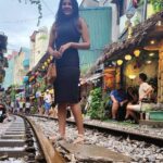 Chandini Tamilarasan Instagram – Traveling😍 It leaves you speechless, then turns you into a storyteller 😍❤️
Thank you @railwaycafehanoi for the amazing food 
Travel partner @nanda_offl 😜😜

#vietnam #hanoirailwaycafe #hanoitrainstreet #vacay #vacation #holiday2023 #chandinitamilarasan #chandini #hanoi #photodump Hanoi Train Street