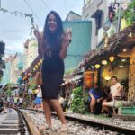 Chandini Tamilarasan Instagram – Traveling😍 It leaves you speechless, then turns you into a storyteller 😍❤️
Thank you @railwaycafehanoi for the amazing food 
Travel partner @nanda_offl 😜😜

#vietnam #hanoirailwaycafe #hanoitrainstreet #vacay #vacation #holiday2023 #chandinitamilarasan #chandini #hanoi #photodump Hanoi Train Street