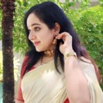Chandra Lakshman Instagram – Another day..another chance to sparkle ✨

Jewellery by @sd_wholesale_jewelrys ❤️💫
📸 @tosh.christy 😘

#moongirl #lifeisbeautiful #jewelry #traditional #sareelove #collaboration #actor #dolledup