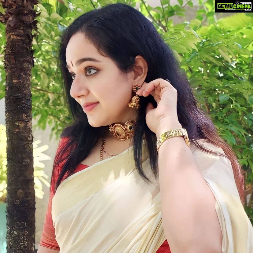 Chandra Lakshman Instagram - Another day..another chance to sparkle ✨ Jewellery by @sd_wholesale_jewelrys ❤💫 📸 @tosh.christy 😘 #moongirl #lifeisbeautiful #jewelry #traditional #sareelove #collaboration #actor #dolledup