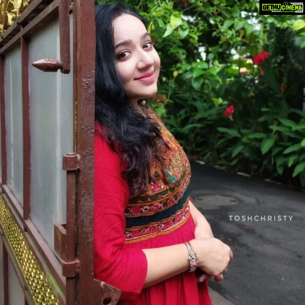 Chandra Lakshman Instagram - 💫🫰 📸 @tosh.christy 💝 #moongirl #lifeisbeautiful #potd #instadaily #red #happiness Kochi, India