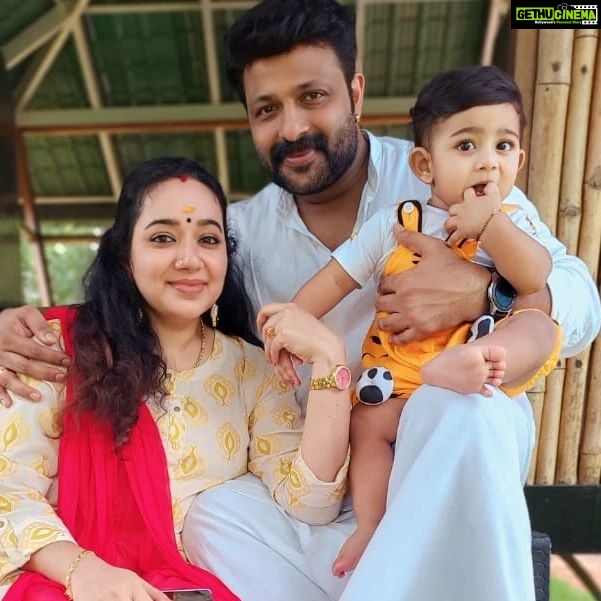 Chandra Lakshman Instagram - A very happy Onam from us to you❤️🎊 Its special for us as its Ayaan boy's 1st Onam..Do include him in your prayers and bless him in abundance..💫 Thanks and love❤️ Kochi, India