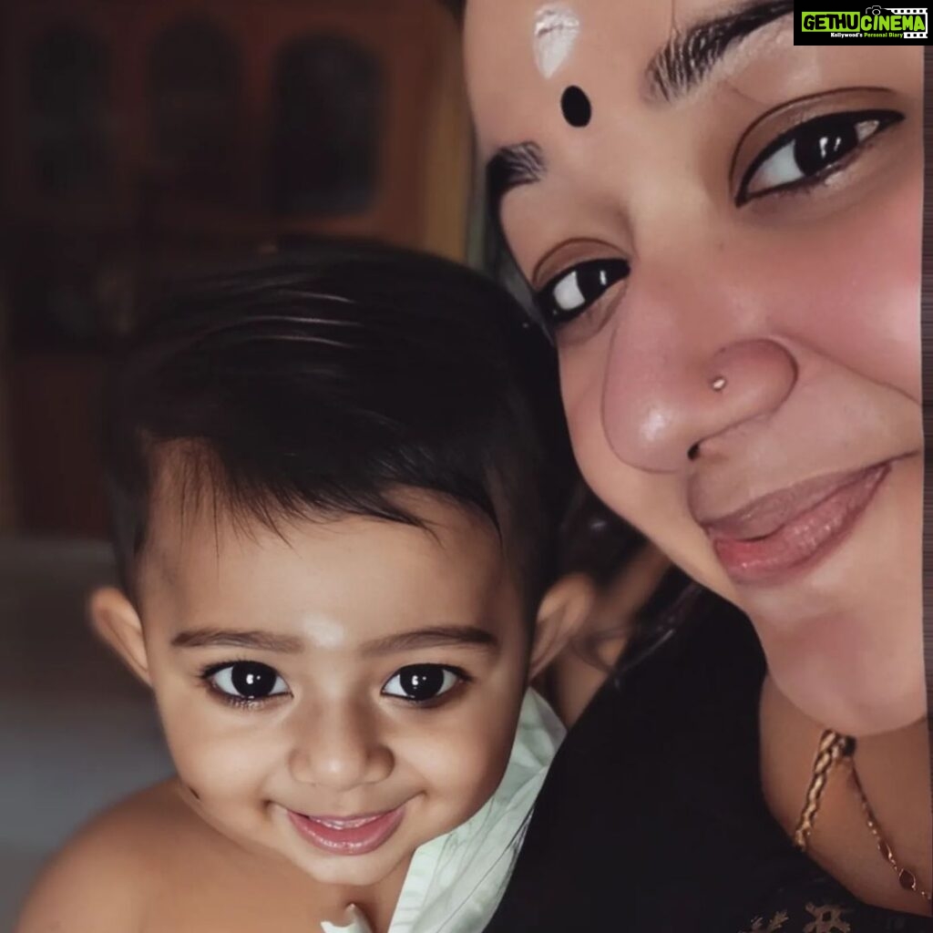Chandra Lakshman Instagram - Just a lil' boy in love with his Mamma🧒😘😘💫 #giftofgod #ourlittlewonder #babyboy #munchkin #moongirl